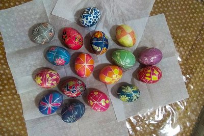 Писанки, які розписали рідні загиблих військових у Чернівцях Писанки, які розписали рідні загиблих військових у Чернівцях