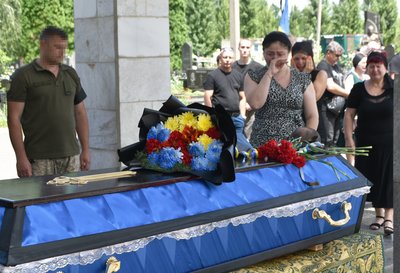 Серце зупинилося передчасно: на Миколаївщині провели в останню путь воїна Серце зупинилося передчасно: на Миколаївщині провели в останню путь воїна