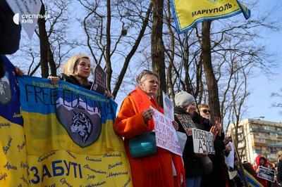 Обмін "всіх на всіх": біля посольства США у Києві мітингували родичі військовополонених Обмін "всіх на всіх": біля посольства США у Києві мітингували родичі військовополонених