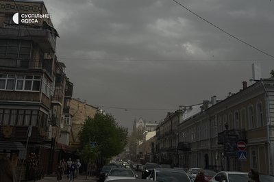 В Одесі через сильний вітер фіксують повалені дерева та пилову бурю, діє штормове попередження
