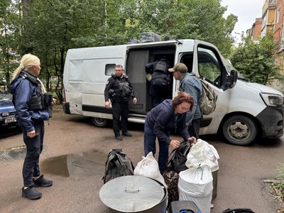 Поліцейські «Білого Янгола» евакуювали з-під обстрілів подружжя з Вакалівщини разом із чотирма котами і собакою Поліцейські «Білого Янгола» евакуювали з-під обстрілів подружжя з Вакалівщини разом із чотирма котами і собакою