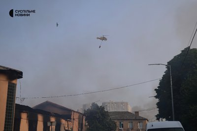 Атака по Києву: залучили авіацію, щоб загасити пожежу в Оболонському районі Атака по Києву: залучили авіацію, щоб загасити пожежу в Оболонському районі
