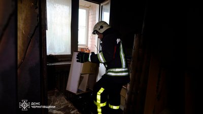 У Чернігові під час пожежі квартири в багатоповерхівці виявили тіло чоловіка У Чернігові під час пожежі квартири в багатоповерхівці виявили тіло чоловіка