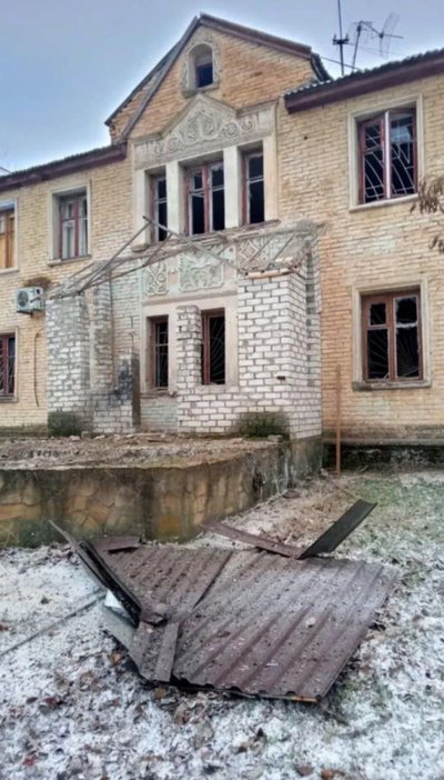 Через російський обстріл Нової Каховки на ТОТ Херсонщини пошкоджений квартал з кам'яними вишиванками Через російський обстріл Нової Каховки на ТОТ Херсонщини пошкоджений квартал з кам'яними вишиванками