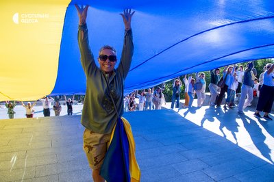 "Я не стримала сліз": в Одесі розгорнули 34-метровий прапор на День Незалежності