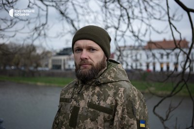 Віктор Трошкі викладав математику в Україно-угорському інституті Ужгородського національному університеті, а нині він — гранатометник 128-ї гірсько-штурмової бригади у війську. Ужгород, 31 березня 2026 року Віктор Трошкі викладав математику в Україно-угорському інституті Ужгородського національному університеті, а нині він — гранатометник 128-ї гірсько-штурмової бригади у війську. Ужгород, 31 березня 2026 року