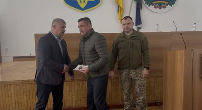 У громаді на Житомирщині військовим вручили посмертні та прижиттєві державні нагороди У громаді на Житомирщині військовим вручили посмертні та прижиттєві державні нагороди