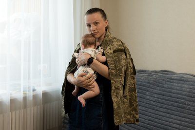 Ольга Ушакова — військовослужбовиця в декреті, дівчина загиблого бійці 47-ї бригади "Магула" Андрія Чертова, з їхньою донькою Соломією. Дівчинка народилась після загибелі Андрія Ольга Ушакова — військовослужбовиця в декреті, дівчина загиблого бійці 47-ї бригади "Магула" Андрія Чертова, з їхньою донькою Соломією. Дівчинка народилась після загибелі Андрія