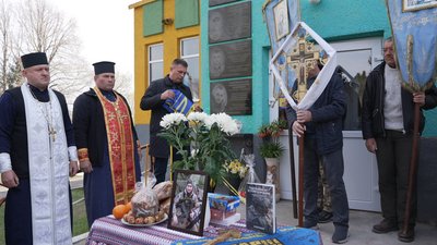На Тернопільщині відкрили меморіальну дошку загиблому захиснику Володимиру Начичку На Тернопільщині відкрили меморіальну дошку загиблому захиснику Володимиру Начичку
