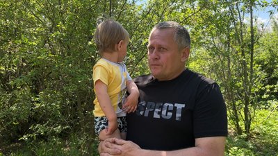 "Хай стріляють. Не хочу і не поїду". Без магазину, аптеки, автобуса: як живуть менше сотні людей в Адамівці на Донеччині "Хай стріляють. Не хочу і не поїду". Без магазину, аптеки, автобуса: як живуть менше сотні людей в Адамівці на Донеччині