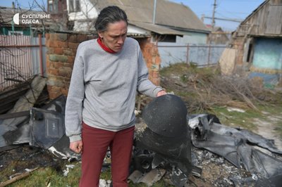 Пошкоджені будинки та уламки дронів: фоторепортаж з передмістя Одеси після атаки БпЛА Пошкоджені будинки та уламки дронів: фоторепортаж з передмістя Одеси після атаки БпЛА