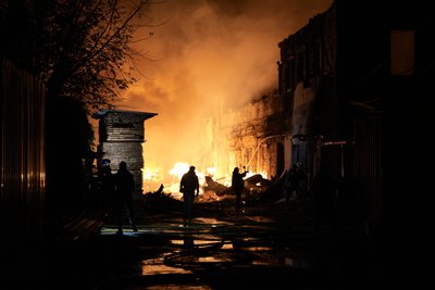 Рятувальники ДСНС гасять пожежу у житловому секторі Основ'янського району Харкова, 27 жовтня 2026 Рятувальники ДСНС гасять пожежу у житловому секторі Основ'янського району Харкова, 27 жовтня 2026