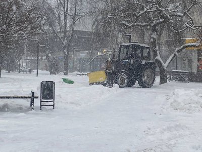Снігоочисна техніка працює на тротуарах у місті, 8 січня 2026 року, Хмельницький Снігоочисна техніка працює на тротуарах у місті, 8 січня 2026 року, Хмельницький