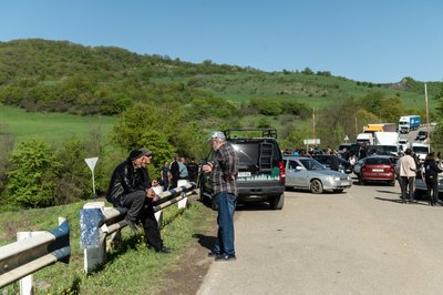 Протестувальники біля селища Кіранц Протестувальники біля селища Кіранц