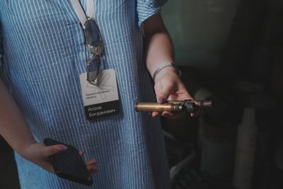 Жінка тримає в руках воєнні артефакти Жінка тримає в руках воєнні артефакти