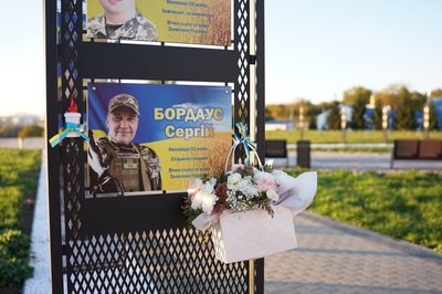 На Алеї Слави у Чернівцях планують облаштувати додаткові 140 світлин полеглих військових На Алеї Слави у Чернівцях планують облаштувати додаткові 140 світлин полеглих військових