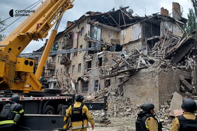 КАБ поцілив у будинок у Краматорську: як розбирають завали — фото