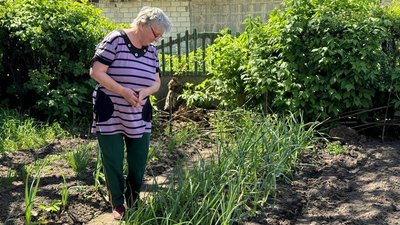 Людмила Кулініч переселенка з Мирнограда на городі Царичанка Дніпропетровська область Людмила Кулініч переселенка з Мирнограда на городі Царичанка Дніпропетровська область