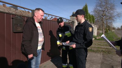 Місцевий житель села Велика Омеляна разом із рятувальниками Місцевий житель села Велика Омеляна разом із рятувальниками