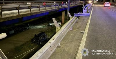 Рятувальники деблокували тіло водія: у Києві автомобіль впав із мосту Рятувальники деблокували тіло водія: у Києві автомобіль впав із мосту
