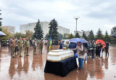 Із загиблим воїном Денис Тяжельніковим попрощались на Миколаївщині Із загиблим воїном Денис Тяжельніковим попрощались на Миколаївщині