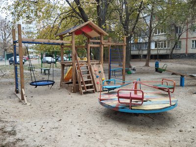 У Полтаві за понад мільйон гривень оновлюють шість дитячих майданчиків