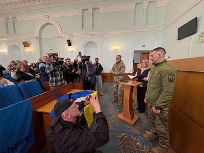 У Житомирі нагородили військового, який провів у полоні 32 місяці У Житомирі нагородили військового, який провів у полоні 32 місяці