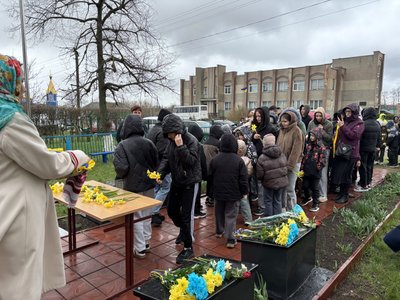 На Вінниччині відкрили Алею слави на честь трьох загиблих захисників України На Вінниччині відкрили Алею слави на честь трьох загиблих захисників України
