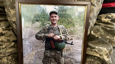 У Полтаві попрощалися із двома бійцями, які загинули на війні з РФ У Полтаві попрощалися із двома бійцями, які загинули на війні з РФ