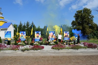 У громаді на Черкащині встановили пам'ятні стенди двох загиблих військових У громаді на Черкащині встановили пам'ятні стенди двох загиблих військових