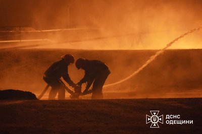 Російська армія атакувала Одесу дронами: загорілися резервуари з пальним, будинок і склад з іграшками