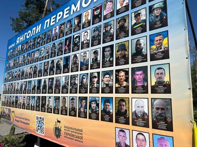 Вшанували "Янголів перемоги": делегація іноземних посадовців побувала в Мощуні на Київщині Вшанували "Янголів перемоги": делегація іноземних посадовців побувала в Мощуні на Київщині