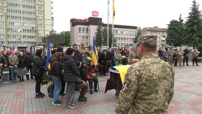 З 33-річним солдатом Юрієм Панасюком попрощалися у Рівному З 33-річним солдатом Юрієм Панасюком попрощалися у Рівному