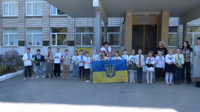 Учні вінницького ліцею придбали позашляховик для військових 110 бригади