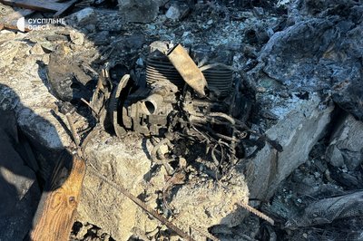 Пошкоджено житловий будинок: фото наслідків дронової атаки РФ на Одещину Пошкоджено житловий будинок: фото наслідків дронової атаки РФ на Одещину