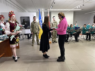 Рідним полеглих бійців вручили відзнаки "Захисник України – герой міста Полтави" Рідним полеглих бійців вручили відзнаки "Захисник України – герой міста Полтави"