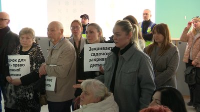 "Єдине місце, де вони мають безпеку": батьки дітей із садочку №16 прийшли до депутатів із вимогою не закривати заклад