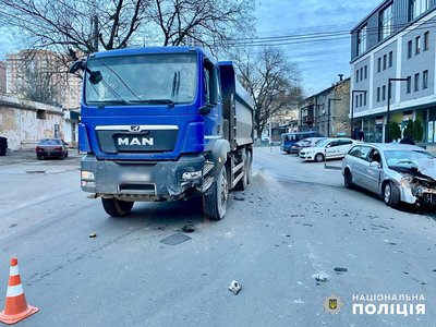 В Одесі вантажівка стикнулась з авто: одну людину госпіталізували