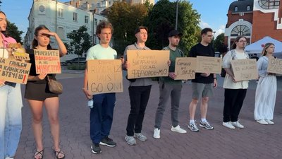 У кожного учасника картонка із закликом У кожного учасника картонка із закликом