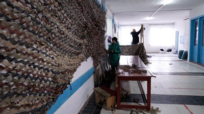 "Дуже хочемо, щоб швидше була перемога": на Вінниччині волонтери плетуть на фронт маскувальні сітки "Дуже хочемо, щоб швидше була перемога": на Вінниччині волонтери плетуть на фронт маскувальні сітки