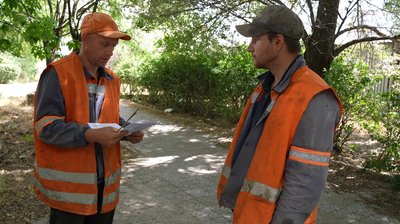 Через прорив труби біля будинку у Миколаєві руйнується асфальт і плитка Через прорив труби біля будинку у Миколаєві руйнується асфальт і плитка
