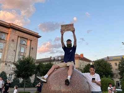 Черкасці зібралися на акцію протесту через обмеження повноважень НАБУ І САП Черкасці зібралися на акцію протесту через обмеження повноважень НАБУ І САП