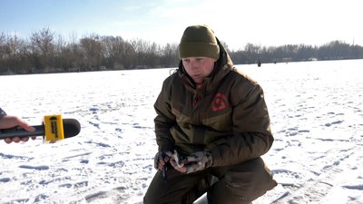 "Не лізти туди, куди не треба": як відбувається зимова риболовля на річці Стир у Луцьку "Не лізти туди, куди не треба": як відбувається зимова риболовля на річці Стир у Луцьку