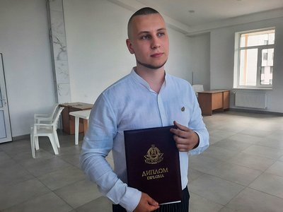 У Кропивницькому вручили дипломи лікарів випускникам релокованого медичного університету У Кропивницькому вручили дипломи лікарів випускникам релокованого медичного університету