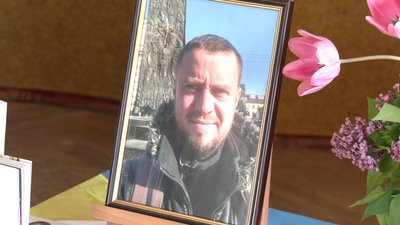 "Я живий, мамо" — мати полеглого на війні військового презентувала книгу у пам'ять про сина у Рівному "Я живий, мамо" — мати полеглого на війні військового презентувала книгу у пам'ять про сина у Рівному