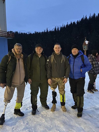 "Ноги немає – не вирок": ветеран ЗСУ з Хмельницького на протезі піднявся на Говерлу "Ноги немає – не вирок": ветеран ЗСУ з Хмельницького на протезі піднявся на Говерлу
