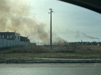 У Черкасах зайнялася суха рослинність: на місці працюють рятувальники У Черкасах зайнялася суха рослинність: на місці працюють рятувальники