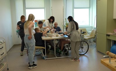 Повернутися до звичного життя: військові в реабілітаційному центрі печуть паски Повернутися до звичного життя: військові в реабілітаційному центрі печуть паски