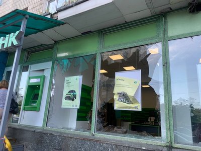 Вибиті вікна у банку Вибиті вікна у банку