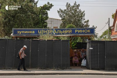 Укріплена захисними спорудами зупинка громадського транспорту в Херсоні, липень 2025 року Укріплена захисними спорудами зупинка громадського транспорту в Херсоні, липень 2025 року